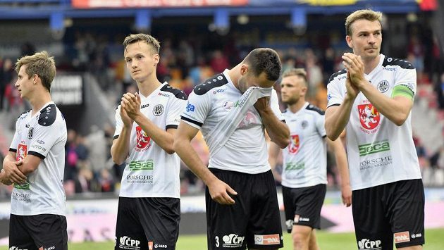Za rok na shledanou...? Fotbalisté Hradce Králové bezprostředně po sestupu do druhé ligy. Za rok na shledanou...? Fotbalisté Hradce Králové bezprostředně po sestupu do druhé ligy.