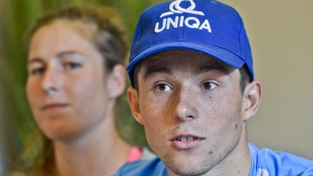Kajakář Jiří Prskavec (v pozadí kajakářka Kateřina Kudějová) na tiskové konferenci před odletem reprezentace na MS. Kajakář Jiří Prskavec (v pozadí kajakářka Kateřina Kudějová) na tiskové konferenci před odletem reprezentace na MS.