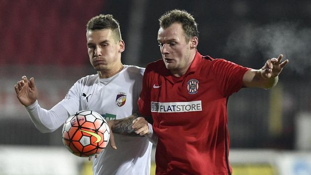 Plzeňský obránce Lukáš Hejda (vlevo) a útočník Zbrojovky Jakub Řezníček. Plzeňský obránce Lukáš Hejda (vlevo) a útočník Zbrojovky Jakub Řezníček.