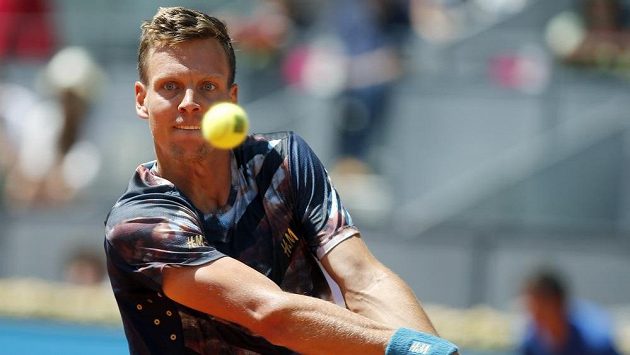 Soustředěný český tenista Tomáš Berdych. Soustředěný český tenista Tomáš Berdych.