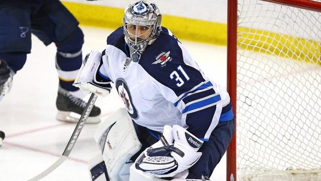 Brankář Winnipegu Ondřej Pavelec smolným zákrokem daroval vítězství hokejistům St. Louis. Brankář Winnipegu Ondřej Pavelec smolným zákrokem daroval vítězství hokejistům St. Louis.