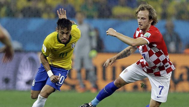 Chorvatský záložník Ivan Rakitič (vpravo) se snaží zastavit Brazilce Neymara. Chorvatský záložník Ivan Rakitič (vpravo) se snaží zastavit Brazilce Neymara.