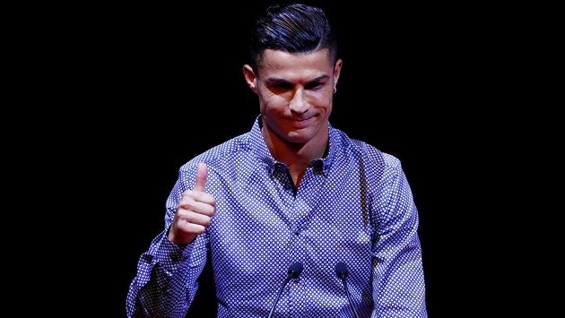 Hvězdný fotbalista Cristiano Ronaldo má další cenu. Hvězdný fotbalista Cristiano Ronaldo má další cenu.