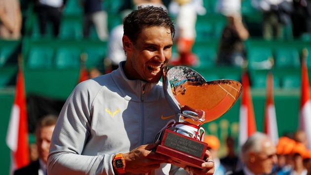 Rafael Nadal s trofejí pro vítěze turnaje v Monte Carlu. Rafael Nadal s trofejí pro vítěze turnaje v Monte Carlu.