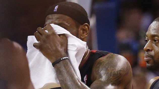 Hvězda Miami LeBron James ošetřuje zlomený nos v zápase s Oklahomou. Hvězda Miami LeBron James ošetřuje zlomený nos v zápase s Oklahomou.