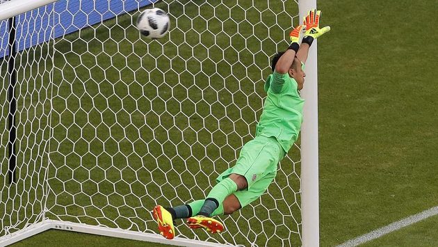 Kostarický gólman Keylor Navas kapituluje po ráně Srba Kolarova. Kostarický gólman Keylor Navas kapituluje po ráně Srba Kolarova.