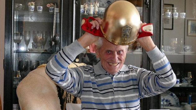 Oldřich Klaudinger si znovu ochotně vyzkoušel cennou trofej. Oldřich Klaudinger si znovu ochotně vyzkoušel cennou trofej.