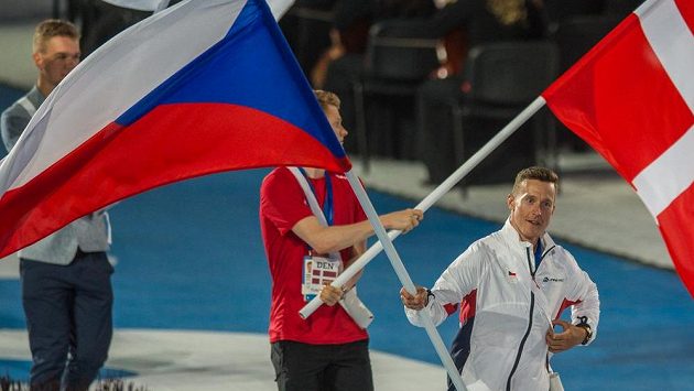 Vlajkonoš českého Tomáš Bábek na závěrečném ceremoniálu Evropských her. Vlajkonoš českého Tomáš Bábek na závěrečném ceremoniálu Evropských her.