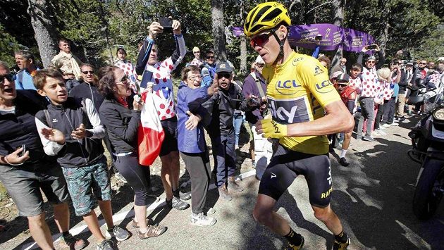 Chris Froome běží směrem k cíli 12. etapy na Tour de France po svých. Chris Froome běží směrem k cíli 12. etapy na Tour de France po svých.