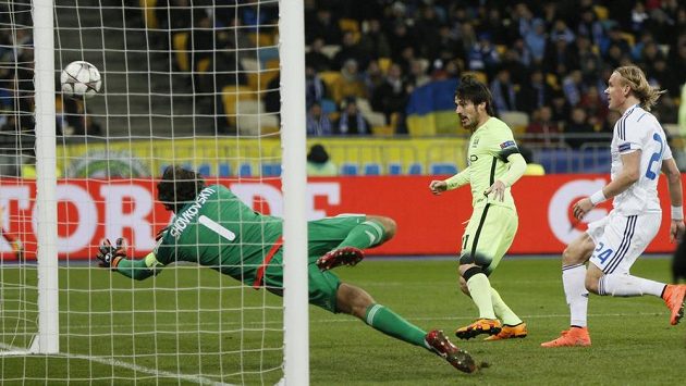 David Silva z Manchesteru City (uprostřed) skóruje proti Dynamu Kyjev. David Silva z Manchesteru City (uprostřed) skóruje proti Dynamu Kyjev.