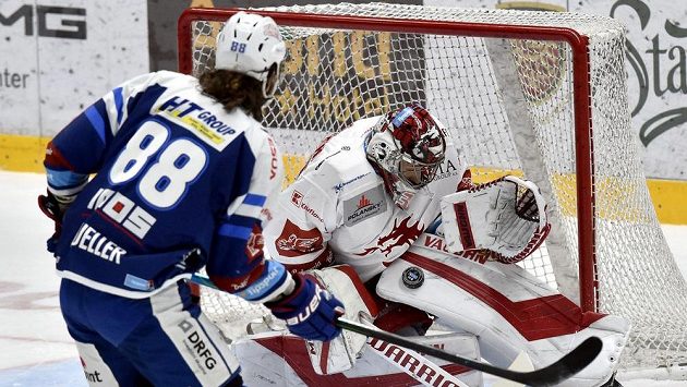 Peter Mueller z Brna před brankářem Třince Jakubem Štěpánkem. Peter Mueller z Brna před brankářem Třince Jakubem Štěpánkem.