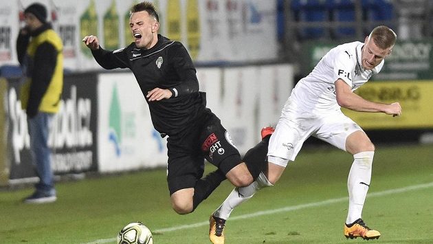 Zleva Jakub Urbanec z Viktorie a Jan Juroška ze Slovácka. Zleva Jakub Urbanec z Viktorie a Jan Juroška ze Slovácka.