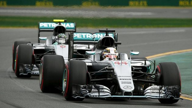 Lewis Hamilton v Melbourne před svým stájovým kolegou z Mercedesu Nikem Rosbergem během kvalifikace na GP Austrálie. Lewis Hamilton v Melbourne před svým stájovým kolegou z Mercedesu Nikem Rosbergem během kvalifikace na GP Austrálie.