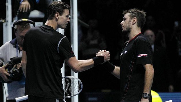 Tenista Tomáš Berdych (vlevo) si podává ruku se Švýcarem Stanislasem Wawrinkou po utkání Turnaje mistrů. Tenista Tomáš Berdych (vlevo) si podává ruku se Švýcarem Stanislasem Wawrinkou po utkání Turnaje mistrů.
