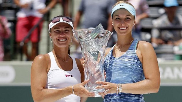 Martina Hingisová (vlevo) a Sabine Lisická po triumfu v Miami. Martina Hingisová (vlevo) a Sabine Lisická po triumfu v Miami.