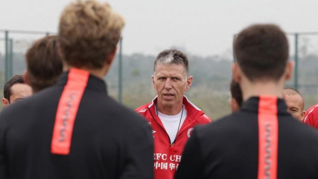 Jaroslav Šilhavý instruuje na tréninku své svěřence. Jaroslav Šilhavý instruuje na tréninku své svěřence.