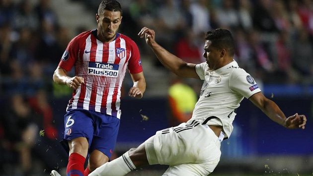 Casemiro se snaží ve finále Superpoháru zastavit kokeho Casemiro se snaží ve finále Superpoháru zastavit kokeho