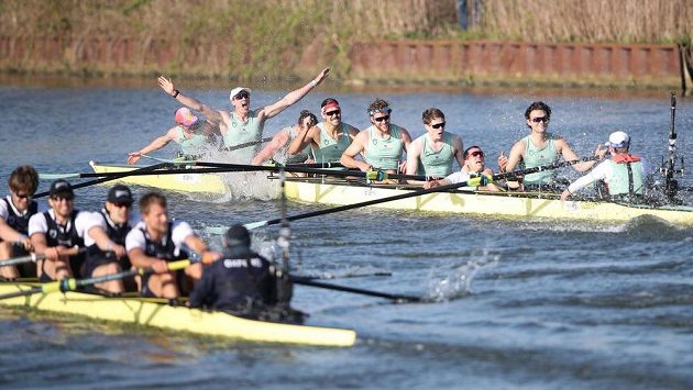 Tradiční závod univerzitních osmiveslic vyhrála potřetí za sebou posádka Cambridge. Tradiční závod univerzitních osmiveslic vyhrála potřetí za sebou posádka Cambridge.