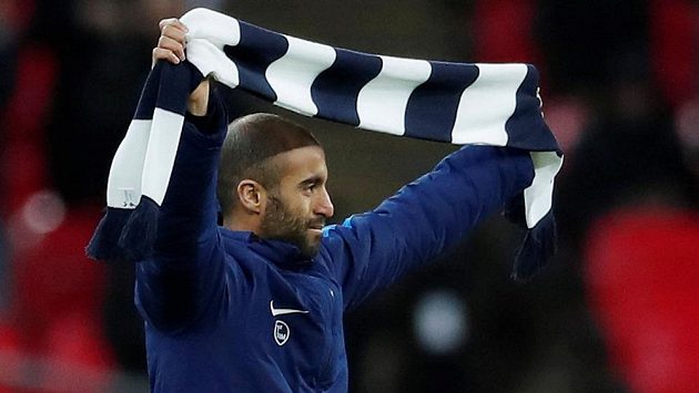 Lucas Moura pózuje se šálou Tottenhamu před začátkem utkání s Manchesterem United, ve kterém ještě nenastoupil. Lucas Moura pózuje se šálou Tottenhamu před začátkem utkání s Manchesterem United, ve kterém ještě nenastoupil.