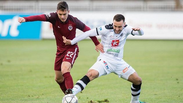 Ladislav Martan z Hradce Králové na archivním snímku s Danielem Holzerem ze Sparty. Ladislav Martan z Hradce Králové na archivním snímku s Danielem Holzerem ze Sparty.