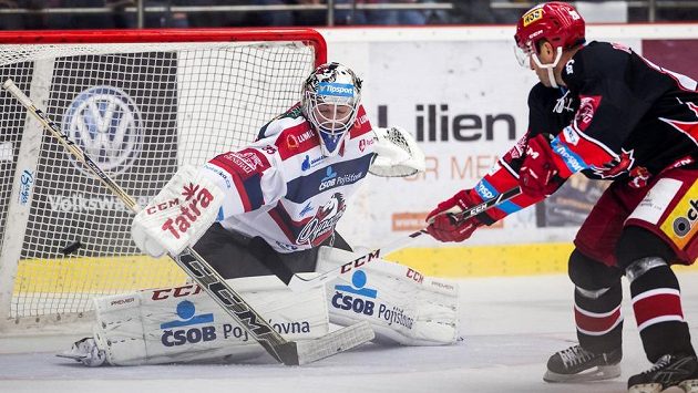 Jaroslav Bednář z Hradce Králové dává gól brankář Milanu Kloučkovi z Pardubic. Jaroslav Bednář z Hradce Králové dává gól brankář Milanu Kloučkovi z Pardubic.