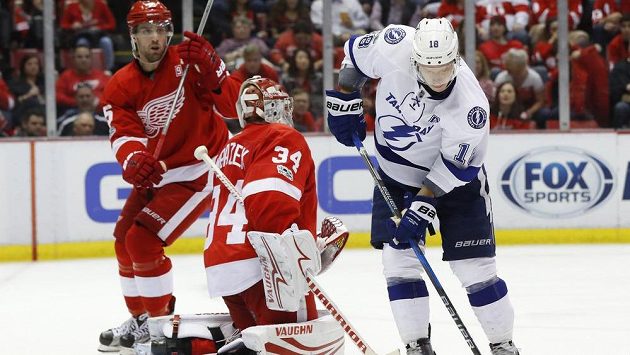 Český útočník v dresu Lightning Ondřej Palát v utkání proti Detroitu. Český útočník v dresu Lightning Ondřej Palát v utkání proti Detroitu.