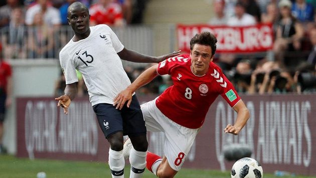 Francouz N'Golo Kante a padající Dán Thomas Delaney. Francouz N'Golo Kante a padající Dán Thomas Delaney.