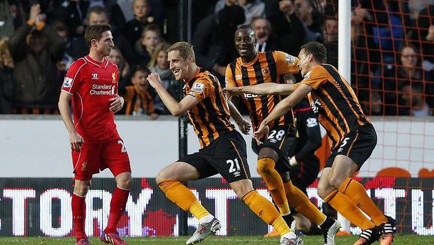 Michael Dawson z Hullu (druhý zleva) se raduje po brance, kterou vstřelil Liverpoolu. Michael Dawson z Hullu (druhý zleva) se raduje po brance, kterou vstřelil Liverpoolu.