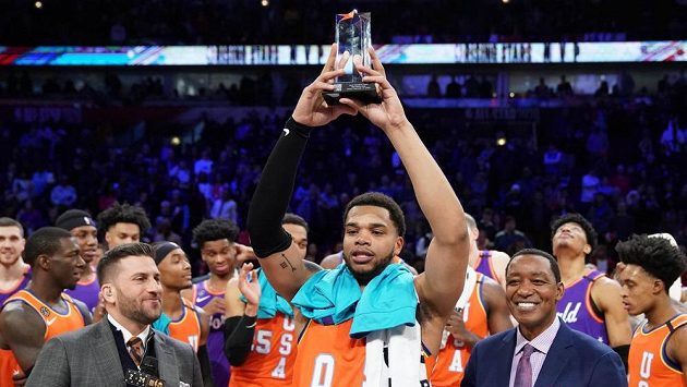Miles Bridges z Charlotte Hornets zvedá nad hlavu cenu pro nejlepšího hráče Utkání vycházejících hvězd NBA. Miles Bridges z Charlotte Hornets zvedá nad hlavu cenu pro nejlepšího hráče Utkání vycházejících hvězd NBA.
