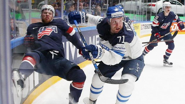 Finský útočník Leo Komarov v souboji s obranou USA. Finský útočník Leo Komarov v souboji s obranou USA.