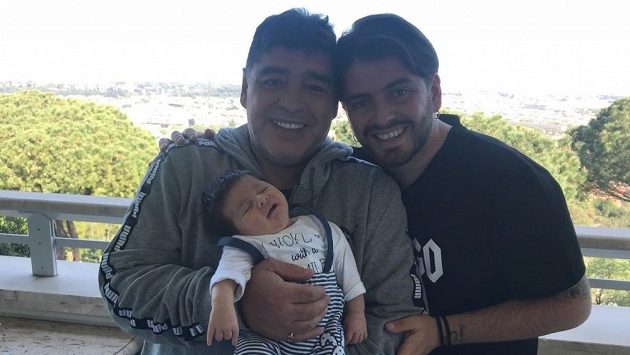Diego Maradona junior (vpravo) vedle slavného otce, jenž chová v náručí vnuka Diega Mattiase na snímku z roku 2018. Diego Maradona junior (vpravo) vedle slavného otce, jenž chová v náručí vnuka Diega Mattiase na snímku z roku 2018.