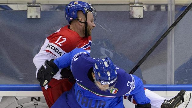 Jiří Novotný (vzadu) v zápase s Itálií. Jiří Novotný (vzadu) v zápase s Itálií.