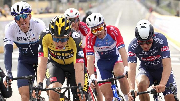 Belgičan Wout van Aert (druhý zleva) při závodě Kolem Flander. Ilustrační foto. Belgičan Wout van Aert (druhý zleva) při závodě Kolem Flander. Ilustrační foto.