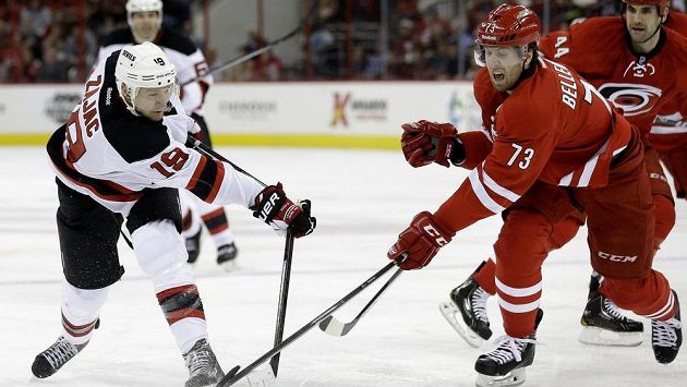 Travis Zajac (vlevo) z New Jersey měl nejprve v zápase proti Carolině smůlu, když jeho pokus o střelu v první části nevydržela hokejka. Ve druhém dějství ale dostal vše zpátky i s úroky. Travis Zajac (vlevo) z New Jersey měl nejprve v zápase proti Carolině smůlu, když jeho pokus o střelu v první části nevydržela hokejka. Ve druhém dějství ale dostal vše zpátky i s úroky.
