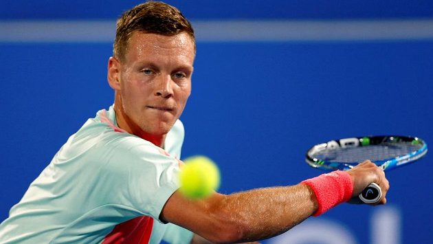 Český tenista Tomáš Berdych v zápase s Rafaelem Nadalem ve čtvrtfinále exhibičního turnaje v Abú Zabí. Český tenista Tomáš Berdych v zápase s Rafaelem Nadalem ve čtvrtfinále exhibičního turnaje v Abú Zabí.