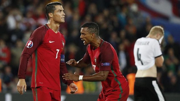 Zklamaný Cristiano Ronaldo zahodil v duelu s Rakouskem pokutový kop, uklidňuje jej spoluhráč Nani. Zklamaný Cristiano Ronaldo zahodil v duelu s Rakouskem pokutový kop, uklidňuje jej spoluhráč Nani.