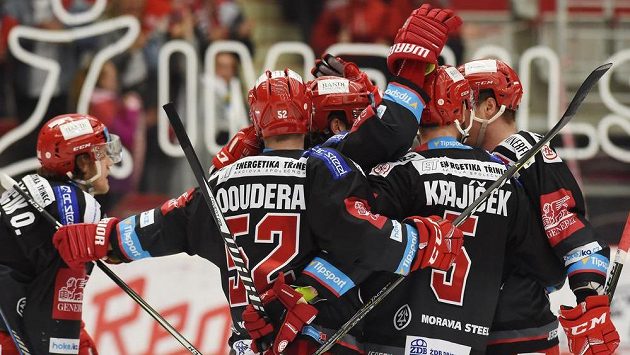 Třinečtí hokejisté se radují z prvního gólu proti Hradci Králové. Třinečtí hokejisté se radují z prvního gólu proti Hradci Králové.