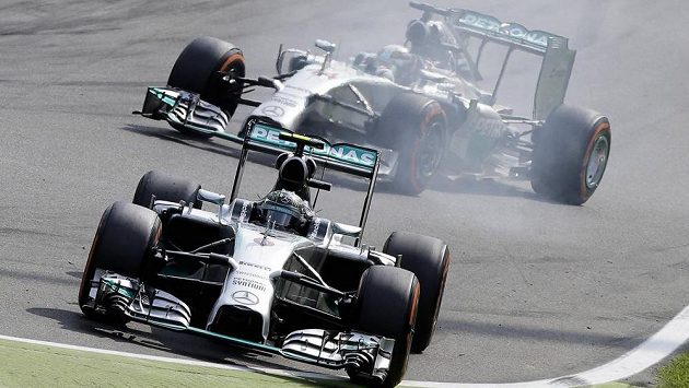 Nico Rosberg (vpředu) míří v Monze mimo trať, Lewis Hamilton (vzadu) přebírá vedení. Nico Rosberg (vpředu) míří v Monze mimo trať, Lewis Hamilton (vzadu) přebírá vedení.