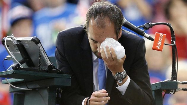 Arnaud Gabas si leduje oko po zásahu míčkem. Arnaud Gabas si leduje oko po zásahu míčkem.