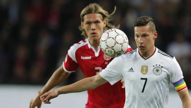 Dán Jannik Vestergaard (vzadu) bedlivě sleduje počínání Juliana Draxlera v přípravném utkání s Německem. Dán Jannik Vestergaard (vzadu) bedlivě sleduje počínání Juliana Draxlera v přípravném utkání s Německem.