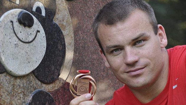 Kladivář Lukáš Melich se světovým bronzem z Moskvy u maskota olympijských her 1980. Kladivář Lukáš Melich se světovým bronzem z Moskvy u maskota olympijských her 1980.