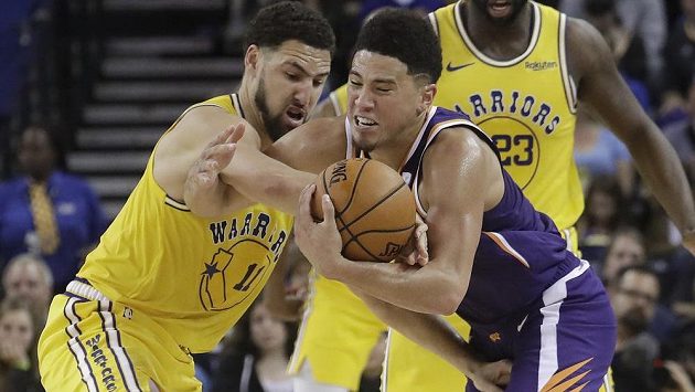 Devin Booker (vpravo) z Phoenixu a Klay Thompson z Golden State. Devin Booker (vpravo) z Phoenixu a Klay Thompson z Golden State.