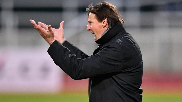 František Straka v akci v roli kouče Karviné při utkání na Dukle. František Straka v akci v roli kouče Karviné při utkání na Dukle.