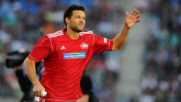 Michael Ballack se beneficí v Lipsku loučil s fotbalovou kariérou. Michael Ballack se beneficí v Lipsku loučil s fotbalovou kariérou.