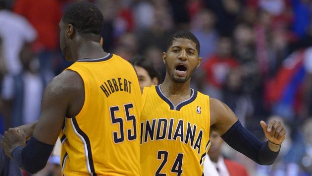 Basketbalisté Indiany Roy Hibbert (vlevo) a Paul George se radují z koše na palubovce Los Angeles Clippers. Basketbalisté Indiany Roy Hibbert (vlevo) a Paul George se radují z koše na palubovce Los Angeles Clippers.
