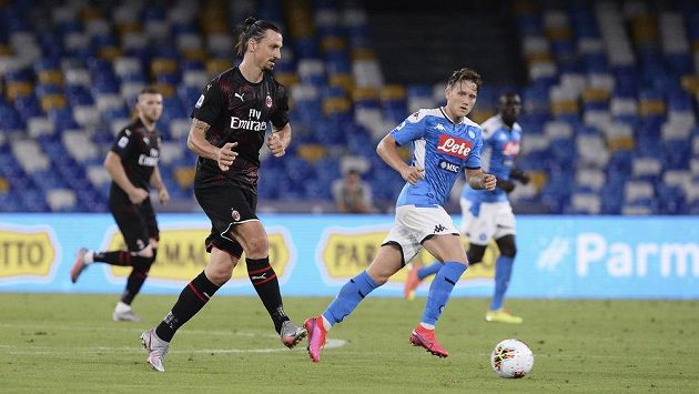 Zlatan Ibrahimovic (vlevo) z AC Milán se snaží najít recept na obranu Neapole. Zlatan Ibrahimovic (vlevo) z AC Milán se snaží najít recept na obranu Neapole.