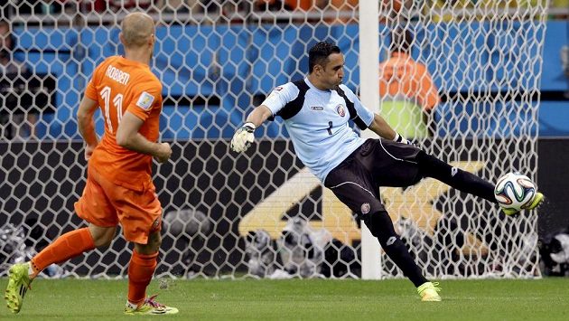 Kostarický brankář Keylor Navas (1) byl na těžkou překážkou pro Nizozemce. I pro Arjena Robbena. Kostarický brankář Keylor Navas (1) byl na těžkou překážkou pro Nizozemce. I pro Arjena Robbena.
