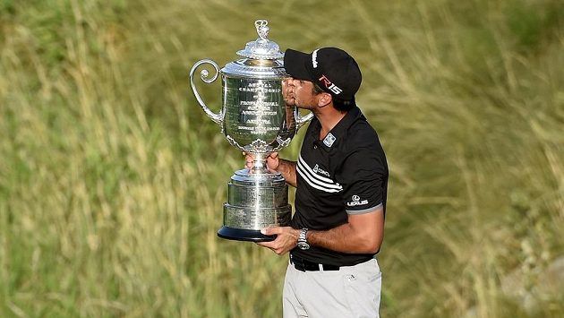 Australský golfista Jason Day se raduje z Wanamaker Trophy po triumfu na PGA Championship ve Whistling Straits. Australský golfista Jason Day se raduje z Wanamaker Trophy po triumfu na PGA Championship ve Whistling Straits.