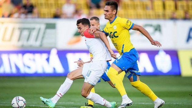 Petar Musa ze Slavie Praha a Martin Chlumecký z Teplic během utkání. Petar Musa ze Slavie Praha a Martin Chlumecký z Teplic během utkání.
