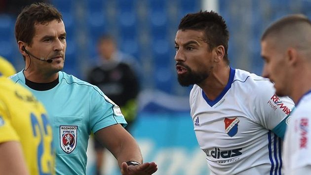 Zprava Bronislav Stáňa a Milan Baroš z Baníku, vlevo rozhodčí Emanuel Marek. Zprava Bronislav Stáňa a Milan Baroš z Baníku, vlevo rozhodčí Emanuel Marek.